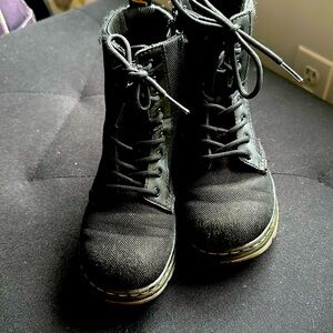 DR. MARTENS
Dr. Martens-Combs Boot - Kids'
